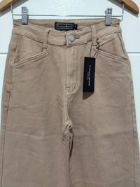 Brownstone Straight Leg Flare Jeans warm beige – flat lay close-up of front waistband and pocket detail