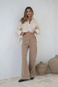 Brownstone Straight Leg Flare Jeans warm beige – model full body outdoor shot