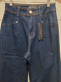 J-Lo Wide Leg Crop Jeans indigo – flat lay close-up of front waistband and pocket detail