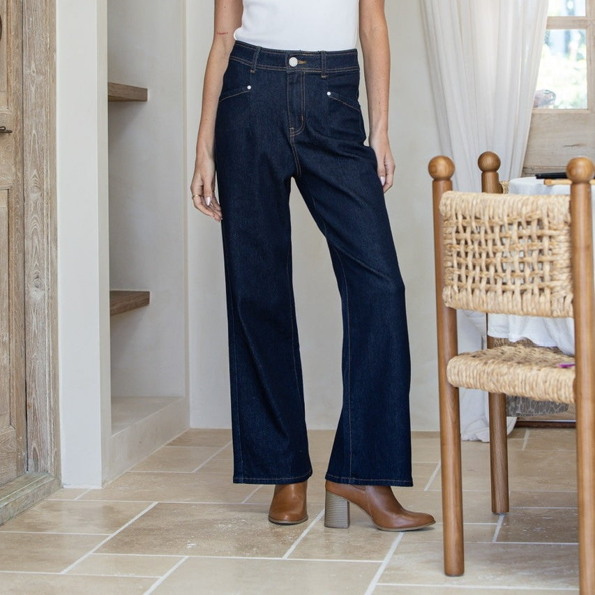 J-Lo Wide Leg Crop Jeans indigo – model lifestyle shot