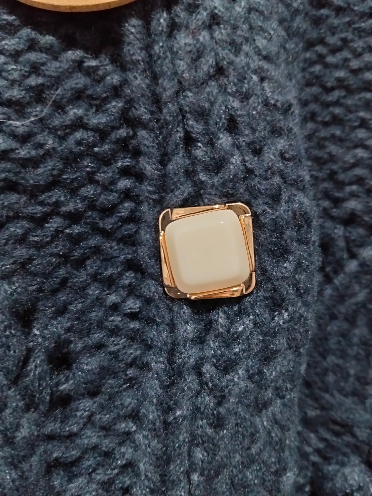 Jaase Cozy Knit Cardi Floral navy blue – close-up of gold button detail