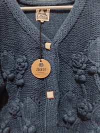 Jaase Cozy Knit Cardi Floral navy blue – flat lay close-up of gold button front and floral detail