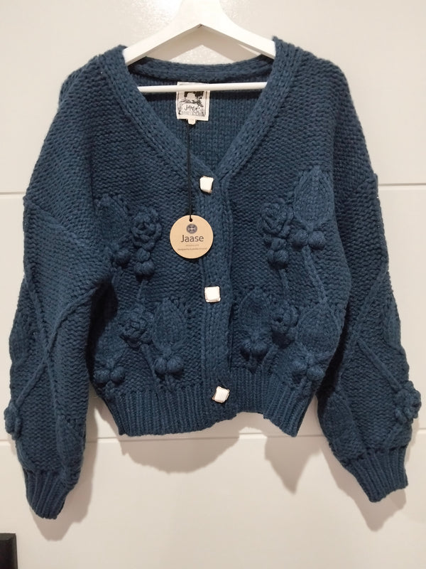 Jaase Cozy Knit Cardi Floral navy blue – flat lay front view