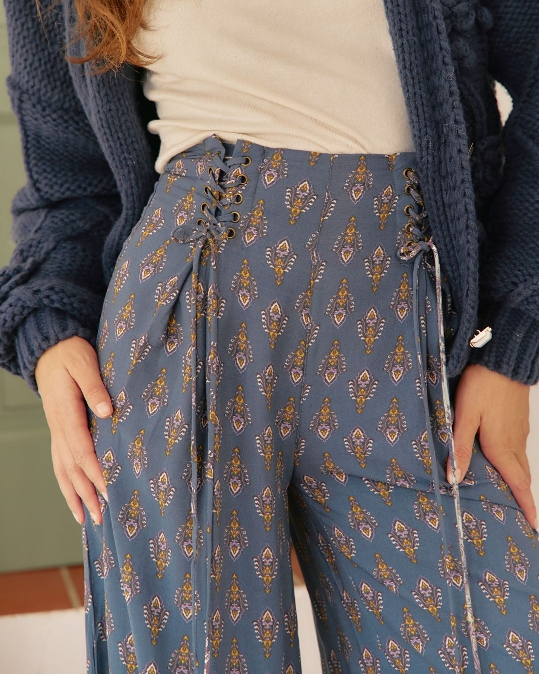Jaase Cozy Knit Cardi Floral navy blue – model close-up front view