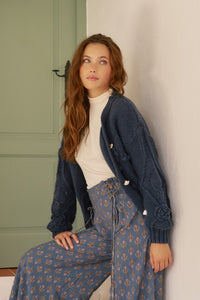 Jaase Cozy Knit Cardi Floral navy blue – model close-up side view
