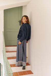 Jaase Cozy Knit Cardi Floral navy blue – model back view on stairs