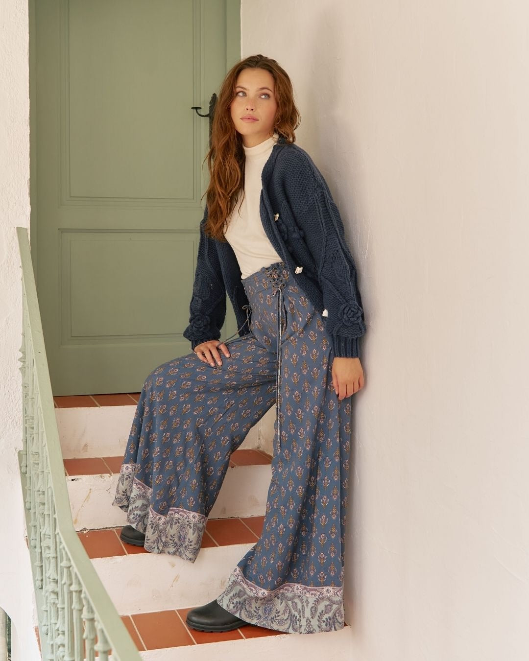 Jaase Cozy Knit Cardi Floral navy blue – model side view on stairs