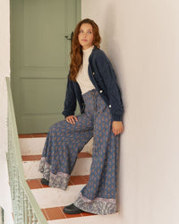 Jaase Cozy Knit Cardi Floral navy blue – model side view on stairs