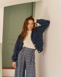 Jaase Cozy Knit Cardi Floral navy blue – model open front view on stairs