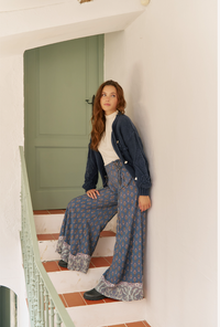 Jaase Cozy Knit Cardi Floral navy blue – model side view in stairway