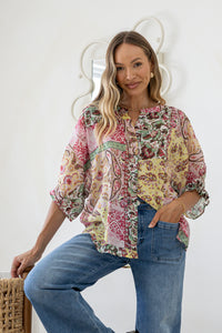 Marbella Blouse Paisley Pink print – close-up model shot with blue jeans