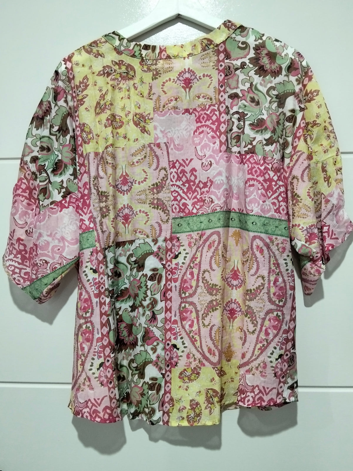 Marbella Blouse Paisley Pink print – flat lay back of top
