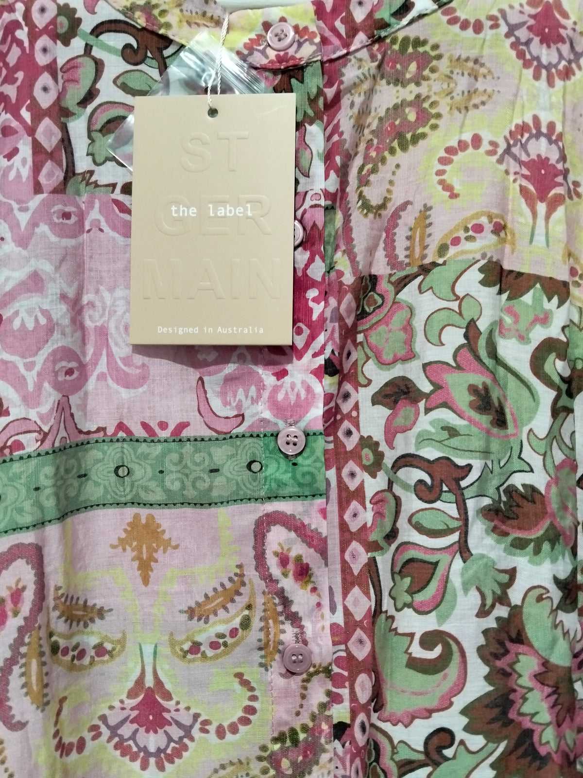 Marbella Blouse Paisley Pink print – flat lay close-up of floral paisley pattern