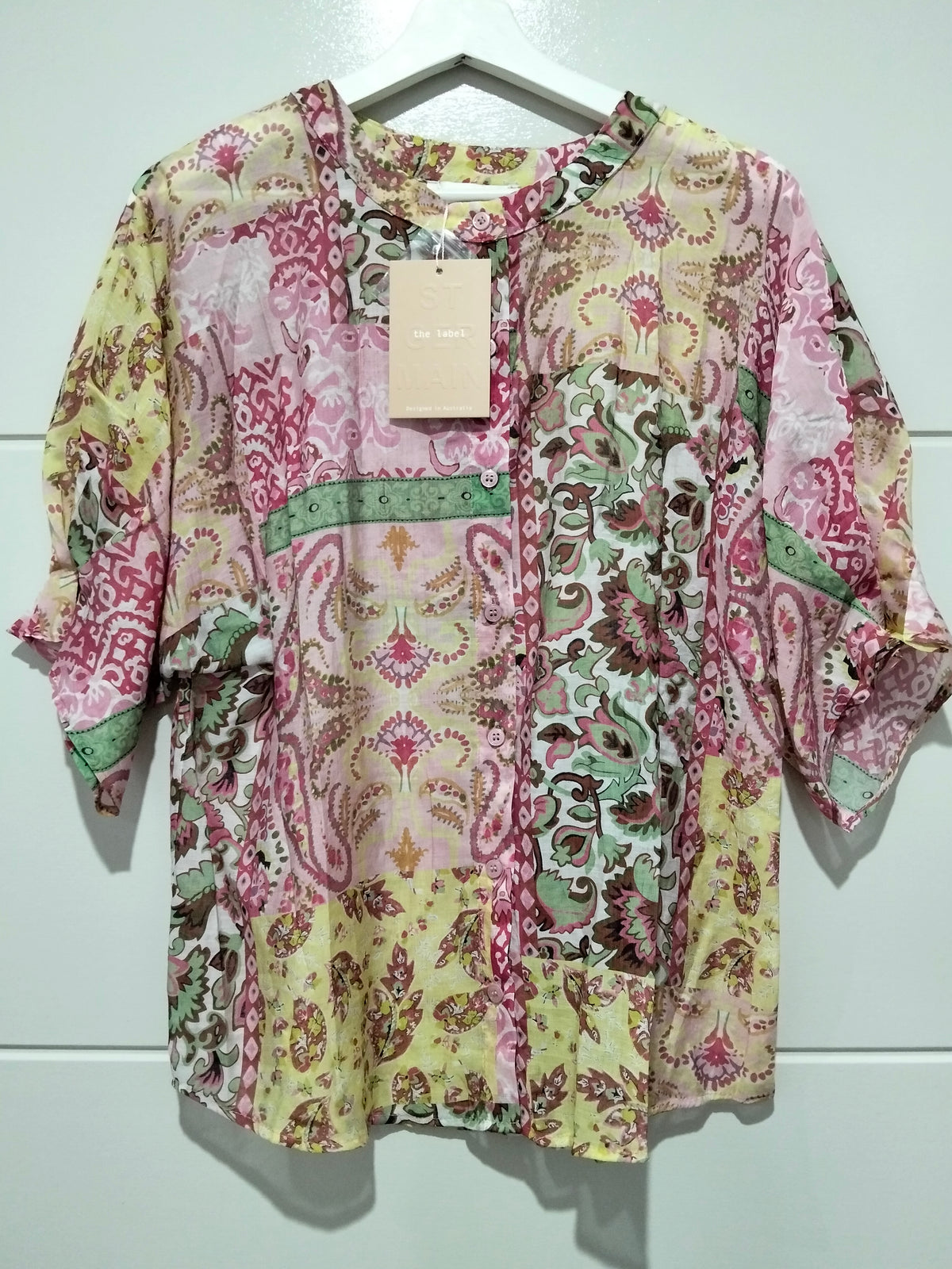 Marbella Blouse Paisley Pink print – flat lay front view