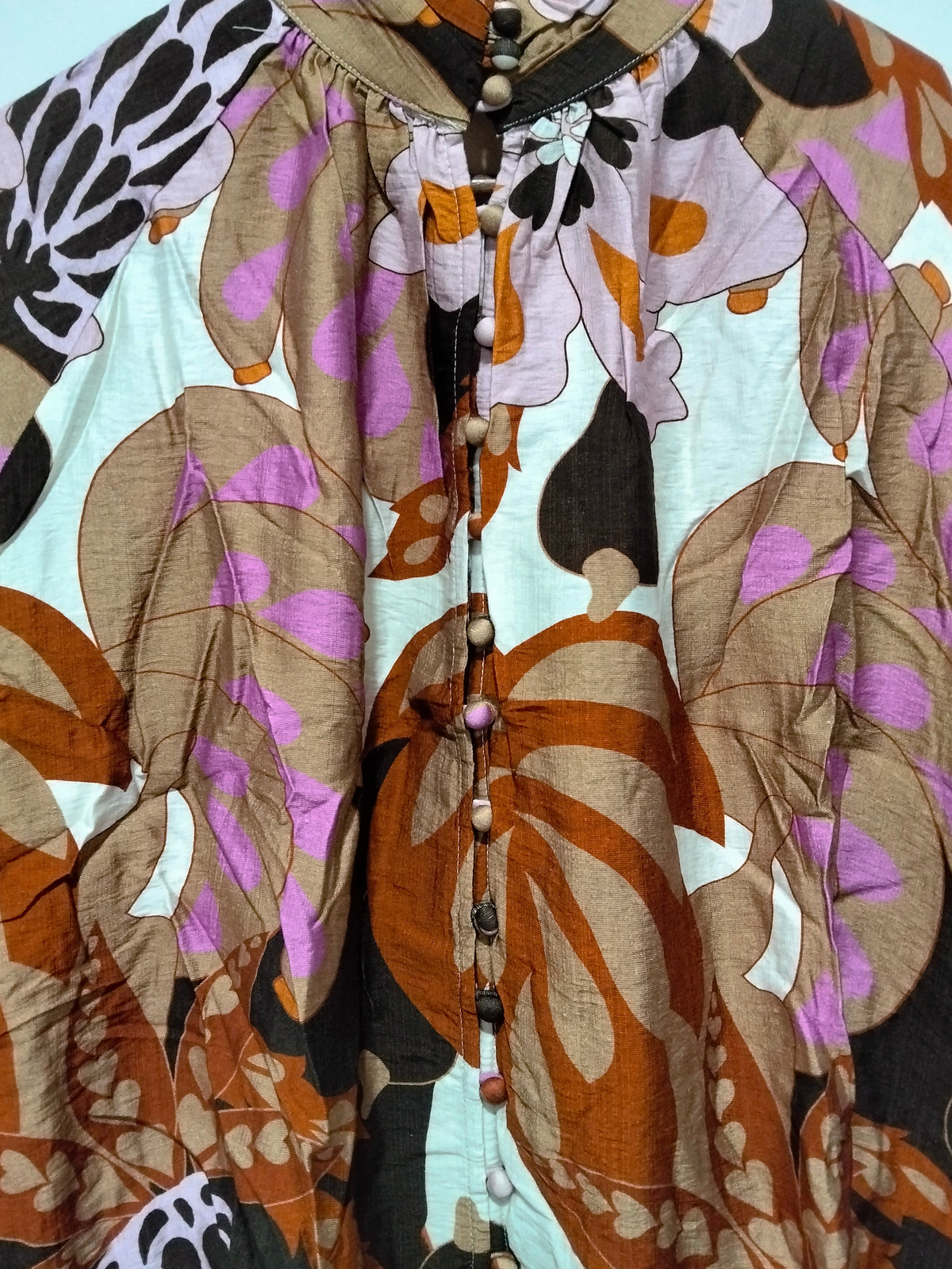 Oslo Blouse Picasso print – close-up of fabric covered button detail on front