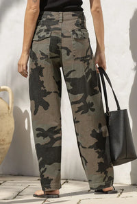 Presidio Weekender Barrel Jeans camo – model back shot