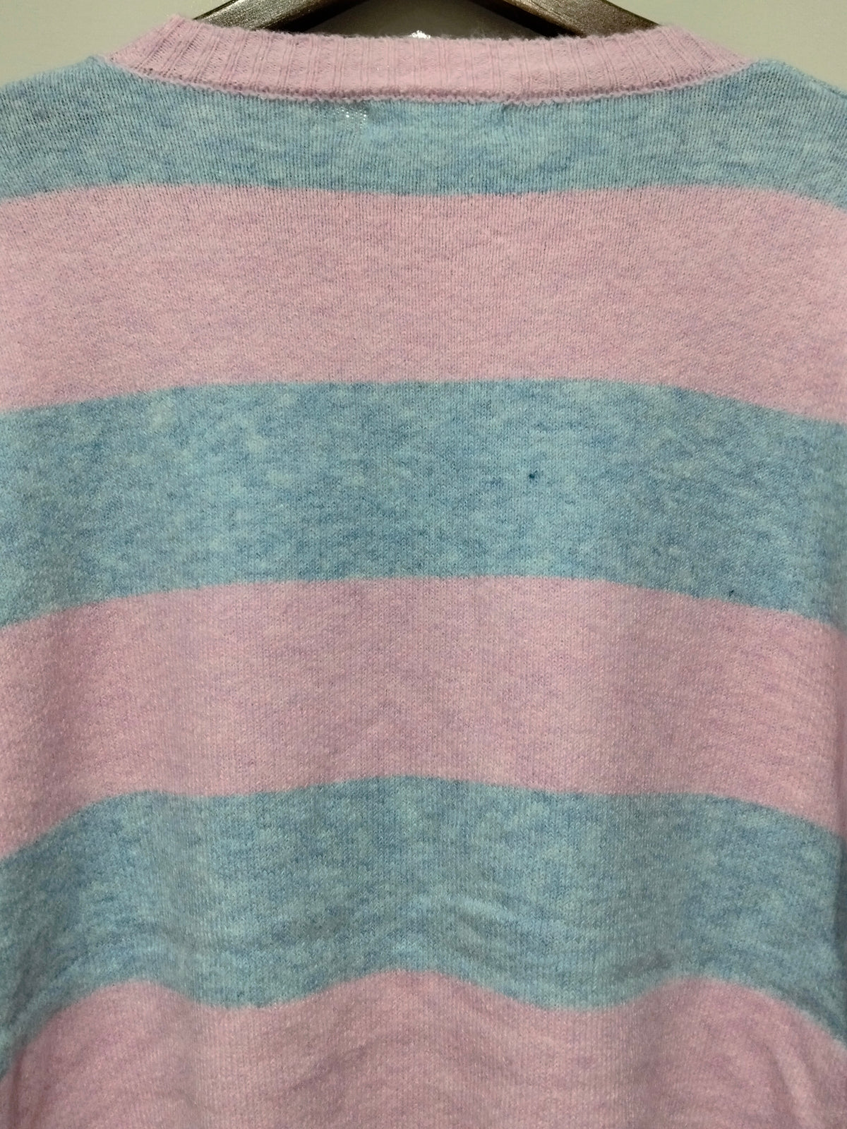 Brady Bunch Stripe Knit blue pink – flat lay close-up of stripe pattern and colour including dark blue flecks in light blue stripe