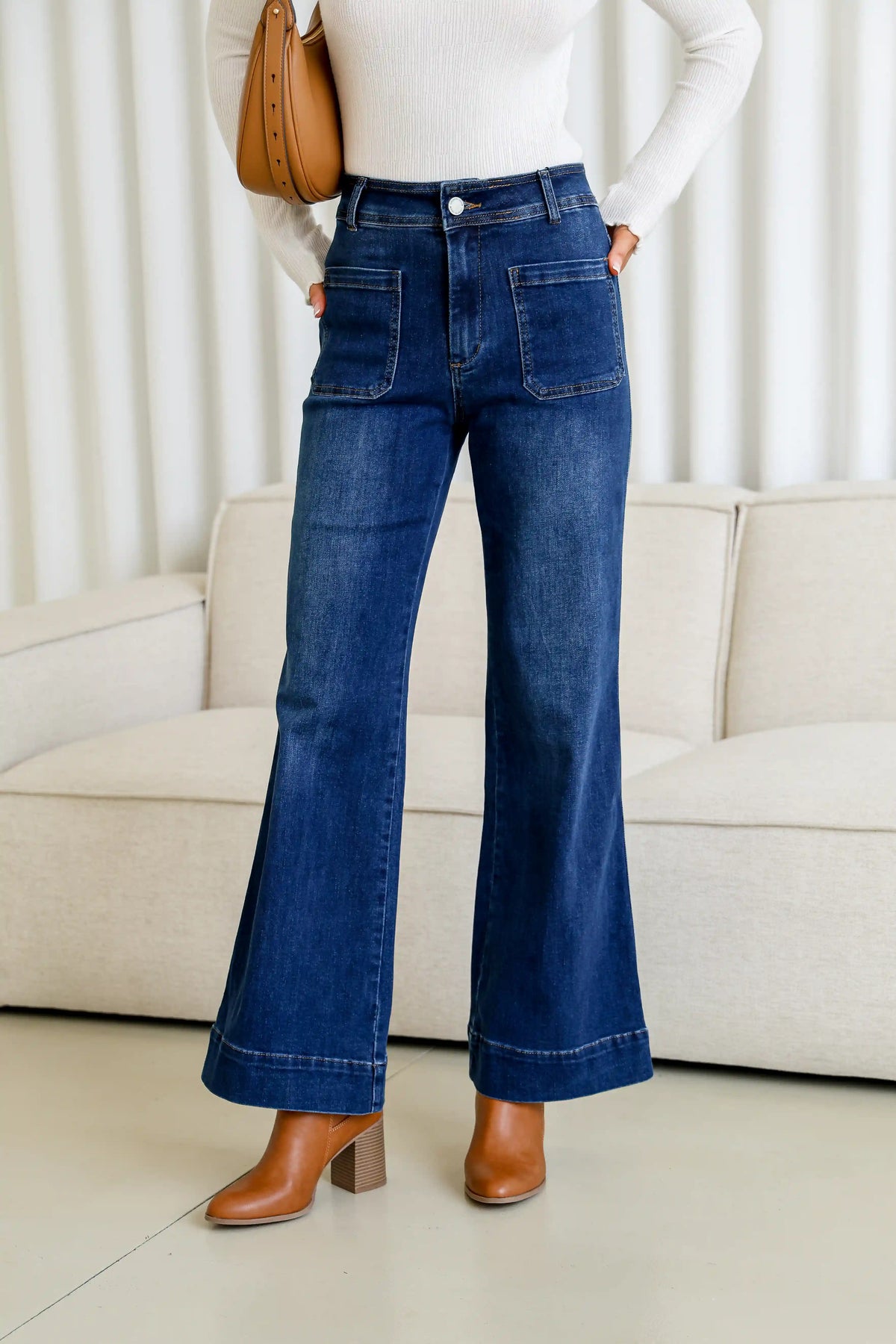 Sailor Wide Leg Pocket Jeans dark blue – close-up front model shot