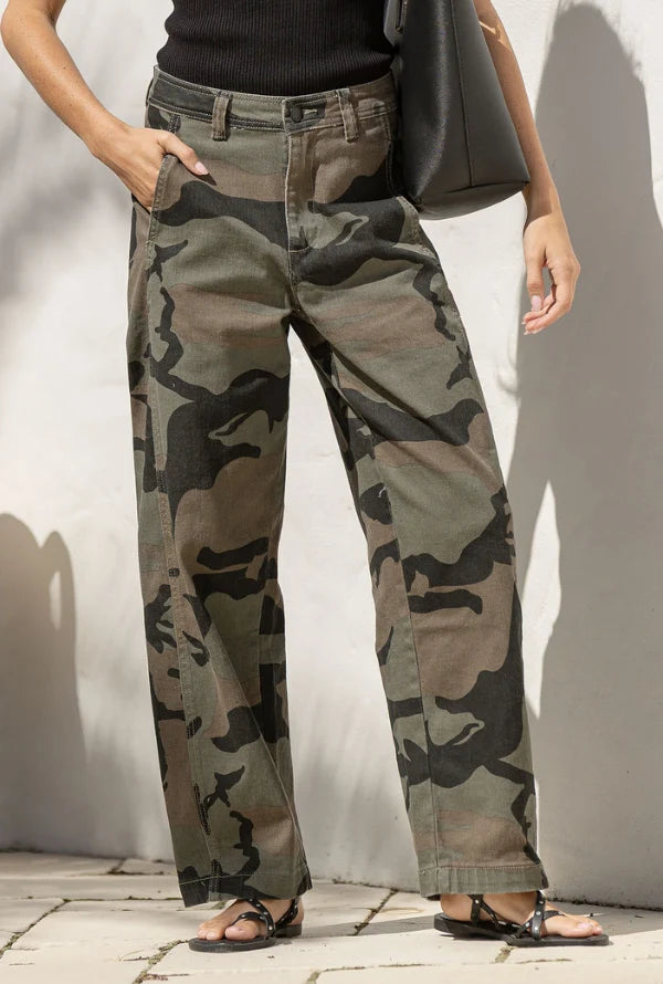 Presidio Weekender Barrel Jeans camo – close-up of front showing camo print and waistband