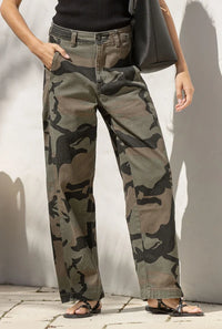 Presidio Weekender Barrel Jeans camo – close-up of front showing camo print and waistband