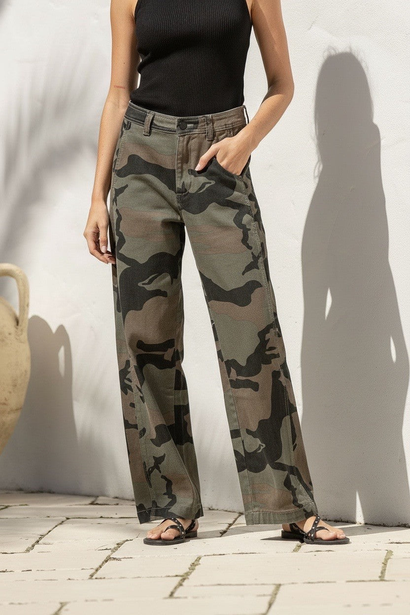 Presidio Weekender Barrel Jeans camo by Country Denim – close-up model full length front shot