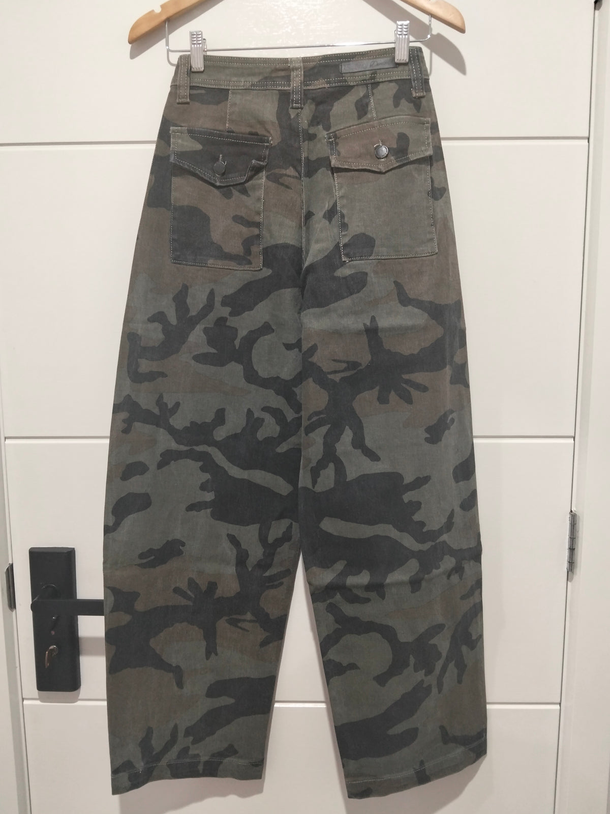 Presidio Weekender Barrel Jeans camo – flat lay back full length