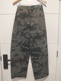 Presidio Weekender Barrel Jeans camo – flat lay back full length
