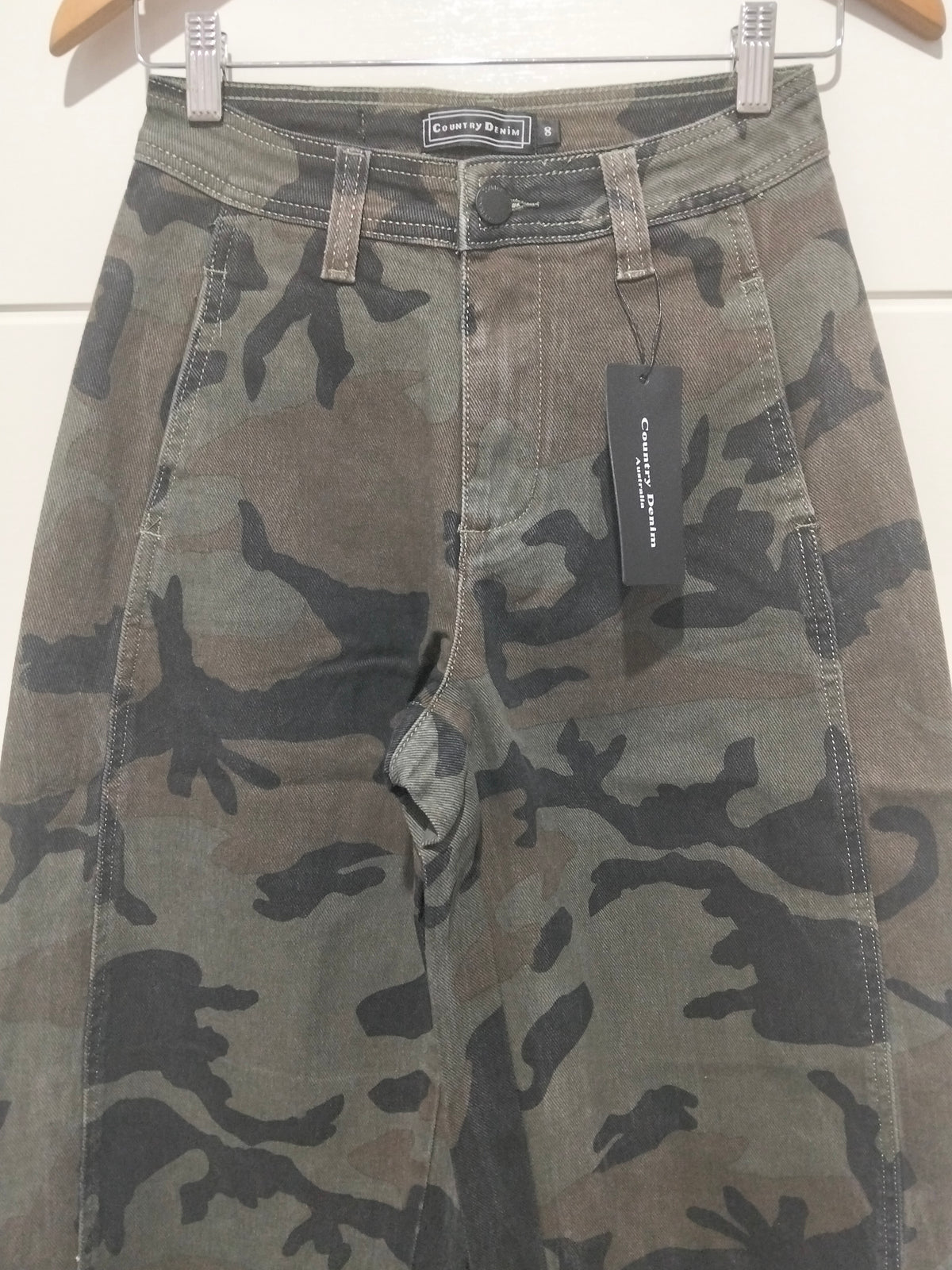 Presidio Weekender Barrel Jeans camo – flat lay close-up of front waistband and pocket detail