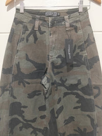 Presidio Weekender Barrel Jeans camo – flat lay close-up of front waistband and pocket detail