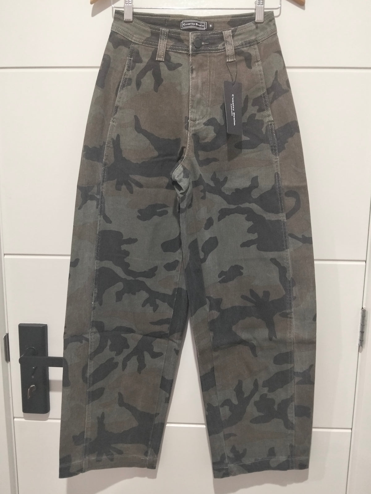 Presidio Weekender Barrel Jeans camo – flat lay front full length