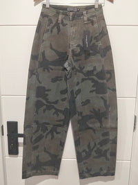 Presidio Weekender Barrel Jeans camo – flat lay front full length