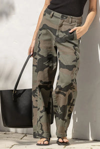Presidio Weekender Barrel Jeans camo – close-up front shot with hand in pocket and black bag