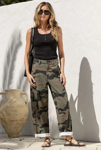 Presidio Weekender Barrel Jeans camo – outdoor lifestyle shot with rolled up cuffs