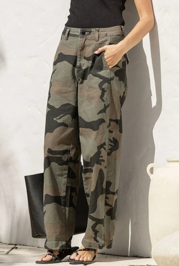 Presidio Weekender Barrel Jeans camo – model front shot with hand in pocket