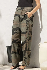 Presidio Weekender Barrel Jeans camo – model front shot with hand in pocket