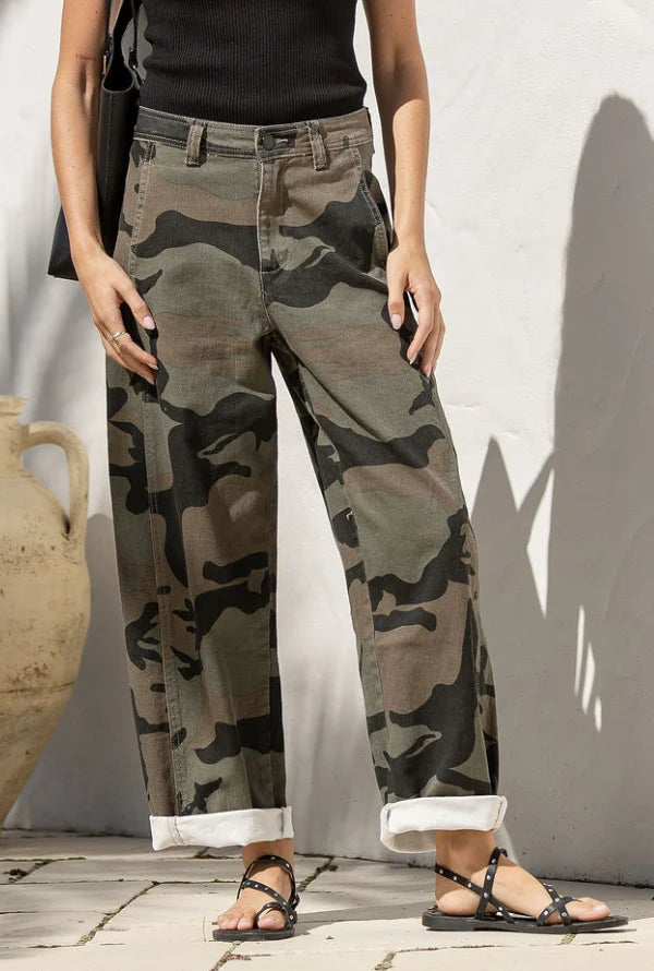 Presidio Weekender Barrel Jeans camo – model shot showing jeans with rolled up cuffs for cropped look