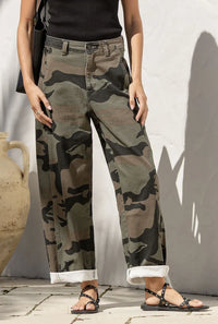 Presidio Weekender Barrel Jeans camo – model shot showing jeans with rolled up cuffs for cropped look
