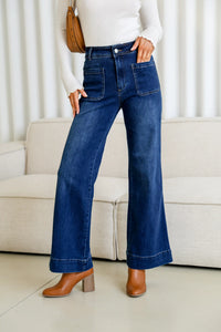 Sailor Wide Leg Pocket Jeans dark blue – close-up front shot with hand in pocket, white top, tan boots and handbag