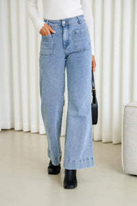 Sailor Wide Leg Pocket Jeans light blue – model close-up front shot