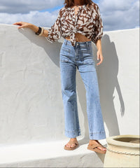 Sailor Wide Leg Pocket Jeans light blue – lifestyle model shot with brown blouse and beige sandals