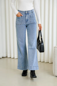 Sailor Wide Leg Pocket Jeans light blue – model with hand in pocket