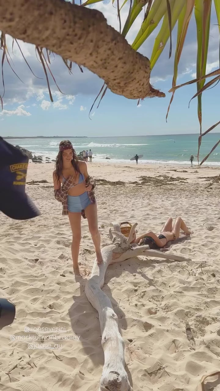 Video of Jaase Canyon Austin Flannel Shirt chocolate – model beach lifestyle shot
